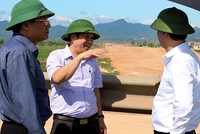 Thứ trưởng Bộ KH&ĐT Nguyễn Đức Trung kiểm tra thực địa công trình đường nối cầu Nhật Lệ 2 với đường Hồ Chí Minh.