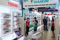 Các gian hàng bán điều hòa, quạt làm mát những ngày vừa qua luôn tấp nập khách hàng.  