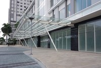 Nhiều căn shophouse khối đế tại một dự án trên đường Nguyễn Hữu Thọ, quận 7 bị bỏ trống. Ảnh: Trọng Tín 