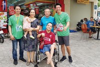 Ông Ngô Quang Phúc, Tổng giám đốc Phú Đông Group bên cạnh những cư dân tại chung cư của mình. Ảnh: Gia Huy