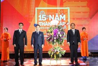 Ban lãnh đạo FECON nhận lẵng hoa chào mừng từ đại diện Raito Kogyo nhân dịp FECON tròn 15 năm thành lập