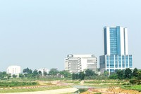 Đô thị Hòa Lạc là đô thị lớn nhất trong 5 đô thị vệ tinh của Hà Nội, nhưng hiện ngoài Khu công nghệ cao, các phân khu khác chủ yếu vẫn “bất động”. Ảnh: Dũng Minh