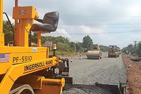 Dự án mới hoàn thiện 10/83 km, 73 km còn lại mới xong nền đường, nên chưa thể đưa vào khai thác. Ảnh: Anh Minh