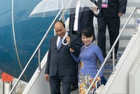 Thủ tướng và Phu nhân đến sân bay quốc tế Kansai, Osaka dự Hội nghị G20. Ảnh: VGP/Quang Hiếu