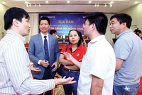 Nhiều cư dân còn nán lại sau tọa đàm để tiếp tục trao đổi với các diễn giả. Ảnh: Lê Toàn