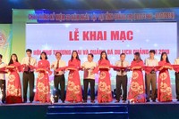 Các đại biểu cắt băng khai mạc hội chợ.