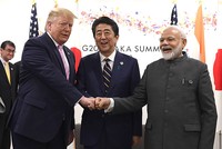 Tổng thống Mỹ Donald Trump, Thủ tướng Nhật Bản Shinzo Abe và Thủ tướng Ấn Độ Narendra Modi bắt tay trước khi diễn ra cuộc gặp ba bên