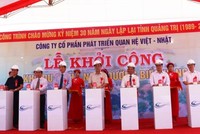 Các đại biểu ấn nút khởi công dự án.