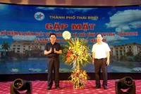 Chủ tịch HĐQT, Tổng giám đốc Tập đoàn Thái Bình Seed Trần Mạnh Báo tặng hoa chúc mừng Chủ tịch UBND thành phố Thái Bình Nguyễn Ngọc Ý nhân gặp mặt kỷ niệm 65 năm Ngày giải phóng thị xã, 15 năm thành lập Thành phố Thái Bình.