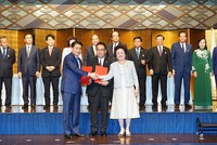 Chủ tịch Thành phố Nguyễn Đức Chung và đại diện các tập đoàn Nhật Bản trao đổi các biên bản ghi nhớ (MOU) về việc hợp tác đầu tư vào nhiều dự án trên địa bàn Thành phố. Ảnh: Thùy Linh