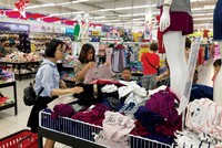 Big C thông báo ngừng nhập các mặt hàng của một số doanh nghiệp dệt may trong nước. Ảnh: Dũng Minh 