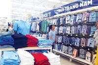 Gian hàng thời trang nam tại siêu thị Big C với các sản phẩm do doanh nghiệp Việt Nam cung ứng. Ảnh: Đức Thanh