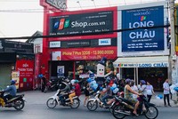 FRT thông báo sắp phát hành 10,302 triệu cổ phiếu để trả cổ tức năm 2018 với tỷ lệ 15% ,. Như vậy, với 100 cổ phiếu cổ đông nắm giữ tại ngày chốt quyền sẽ được nhận 15 cổ phiếu mới.