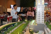 Nhân viên môi giới giới thiệu dự án cho khách hàng. Ảnh minh họa