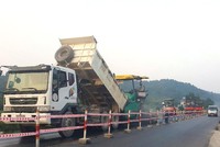 Đơn vị thi công đang hoàn thiện những hạng mục cuối cùng trên tuyến cao tốc Bắc Giang - Lạng Sơn.