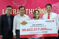 Bà N. tại buổi trao thưởng chiều 24/7. Ảnh: Vietlott.