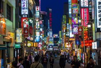 Shinjuku đông đúc vào buổi tối. Ảnh: Time Out. 