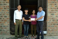 Nhà báo Hoàng Kim Thủy, Trưởng đại diện Văn phòng Báo Đầu tư khu vực miền Trung - Tây Nguyên trao món quà 30 triệu đồng của Báo Đầu tư cho em Trần Văn Nam.