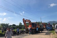 Nhiều xe múc và hơn 100 người đã được huy động đến để thực hiện lệnh cưỡng chế tại dự án "Alibaba Tân Thành Center City 1" do Cty CP địa ốc Alibaba phân phối tại Bà Rịa - Vũng Tàu (ảnh Tiền phong)
