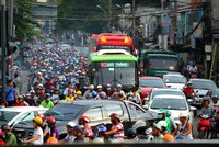 Hiện phương tiện cá nhân chiếm dụng quá nhiều diện tích đường, xe buýt không có chỗ chạy, đến trễ, chậm giờ nên mới bị “ghẻ lạnh"
