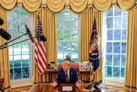 Ông Trump trả lời phóng viên tại Phòng Bầu dục hôm 26/7. Ảnh: Bloomberg.