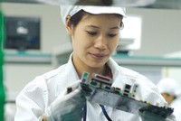 Việt Nam đã thu hút được một số tập đoàn lớn thuộc top 500 thế giới vào đầu tư. Trong ảnh: Công nhân Nhà máy Foxconn tại Bắc Giang. Ảnh: Đức Thanh