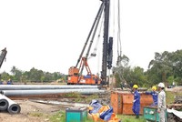 Các nhà thầu đang gấp rút thi công trên công trường xây dựng đường cao tốc Trung Lương - Mỹ Thuận.