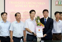 Lãnh đạo Ban Quản lý Khu kinh tế và các khu công nghiệp Thái Bình trao Giấy chứng nhận đăng ký đầu tư cho Công ty TNHH Đầu tư khu công nghiệp chuyên nông nghiệp Thaco – Thái Bình.