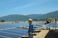 Việc dòng vốn tư nhân đổ mạnh vào điện mặt trời thời gian qua có tác động chính từ việc giá mua điện mặt trời được Chính phủ cho phép ở mức tương đương 9,35 UScent/kWh.