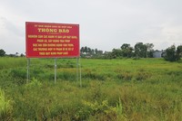 Không có cảnh tấp nập người người đi săn đất, chỉ có những tấm biển cấm phân lô bán nền trái phép của chính quyền địa phương