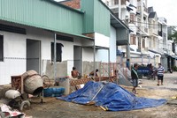 Trong khi quận 12 và huyện Hóc Môn đang chật vật giải quyết hậu quả "nhà 3 chung", thì ở quận 9 cũng đang rộ lên xu hướng xây nhà này. Ảnh: Trọng Tín