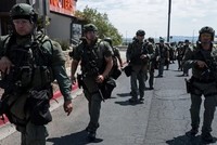 Cảnh sát đặc nhiệm triển khai ở hiện trường vụ xả súng chiều 3/8. Ảnh: AFP.