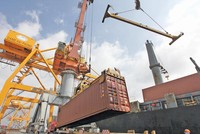 Dịch vụ đại lý tàu biển có thể sẽ không còn là ngành nghề kinh doanh có điều kiện. Trong ảnh: Các hoạt động tại Cảng Hải Phòng. Ảnh: Đức Thanh