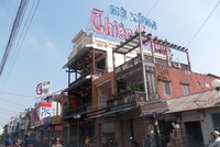 Đường Chi Lăng và đường Bạch Đằng (TP. Huế) có nhiều thương hiệu mè xửng nổi tiếng và nhiều món ngon đặc trưng của Huế như bún bò, cơm hến, chè Huế…