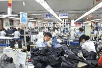 Nếu bị giảm 4 giờ làm việc bình thường mỗi tuần, một doanh nghiệp có quy mô trung bình của ngành dệt may, với khoảng 2.000 lao động, sẽ phải chi thêm cho giờ làm thêm khoảng 5 tỷ đồng mỗi năm.