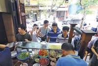 Kinh doanh ẩm thực Hà thành: Vẽ trọn hành trình cảm xúc (Bài 2): Món ngon đi kèm cư xử đẹp