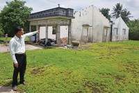 Ngôi nhà của ông Bảy hoàn toàn bị sụp đổ vì suốt 15 năm nằm trong dự án treo không thể sửa chữa