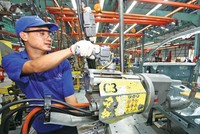 Lắp ráp ô tô tại Nhà máy Mercedes-Benz tại TP.HCM. Ảnh: Lê Toàn