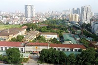 Hà Nội hiện vẫn còn rất nhiều nhà máy, xưởng sản xuất cũ nằm lẫn trong khu dân cư chưa được di dời. Ảnh: Dũng Minh