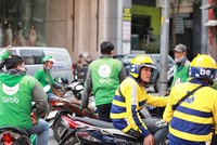 Chạy xe ôm công nghệ được xem là cá nhân kinh doanh nên đóng thuế thu nhập. Ảnh: Ngọc Dương