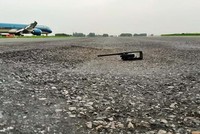 Việc khai thác vượt tải và vượt tần suất thiết kế đẫn đến xuất hiện hư hỏng, xuống cấp trên đường cất hạ cánh và đường lăn tại cả 2 cảng hàng không lớn nhất nước.