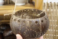 Lồng đèn làm từ gáo dừa khô, mài nhẵn rồi đục lỗ tạo họa tiết - Ảnh: HỮU DUYÊN