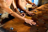 Tháng 9 hàng năm là mùa cao điểm cho việc xuất khẩu hương sang Ấn Độ nhằm phục vụ cho dịp lễ lớn nhất của Ấn Độ trong tháng 10