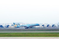 Theo tính toán sơ bộ, việc cải tạo, nâng cấp đường cất hạ cánh và đường lăn tại sân bay Nội Bài, vốn đang nằm trong nguy cơ mất an toàn, cần khoảng 2.300 tỷ đồng. Ảnh: Đức Thanh