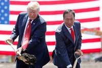 Tỷ phú Terry Gou (trái) từng được giới truyền thông mô tả là "Donald Trump của Đài Loan". Ảnh: Nikkei.