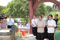 Thủ tướng Nguyễn Xuân Phúc dâng hương tưởng niệm các anh hùng liệt sĩ tại Quảng Trị.