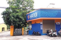 Người dân ở cạnh đang mong nhà máy này di dời sớm ngày nào tốt ngày đó. Ảnh: Nhất Nam 