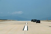 Đường cất hạ cánh số 2 (CHKQT Cam Ranh) dù đã hoàn thành những chưa được đưa vào khai thác do chưa xác định được “chính chủ” quản lý tài sản công trị giá hàng ngàn tỷ đồng này. Ảnh: Anh Minh