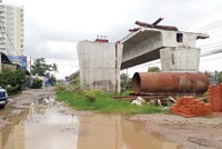 Vướng giải phóng mặt bằng khiến nhiều dự án hạ tầng chậm tiến độ. 