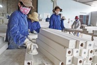 Việc tư duy lại mô hình sản xuất, ứng dụng công nghệ để gia tăng nội lực là điều các doanh nghiệp ngành gỗ cần phải cân nhắc.